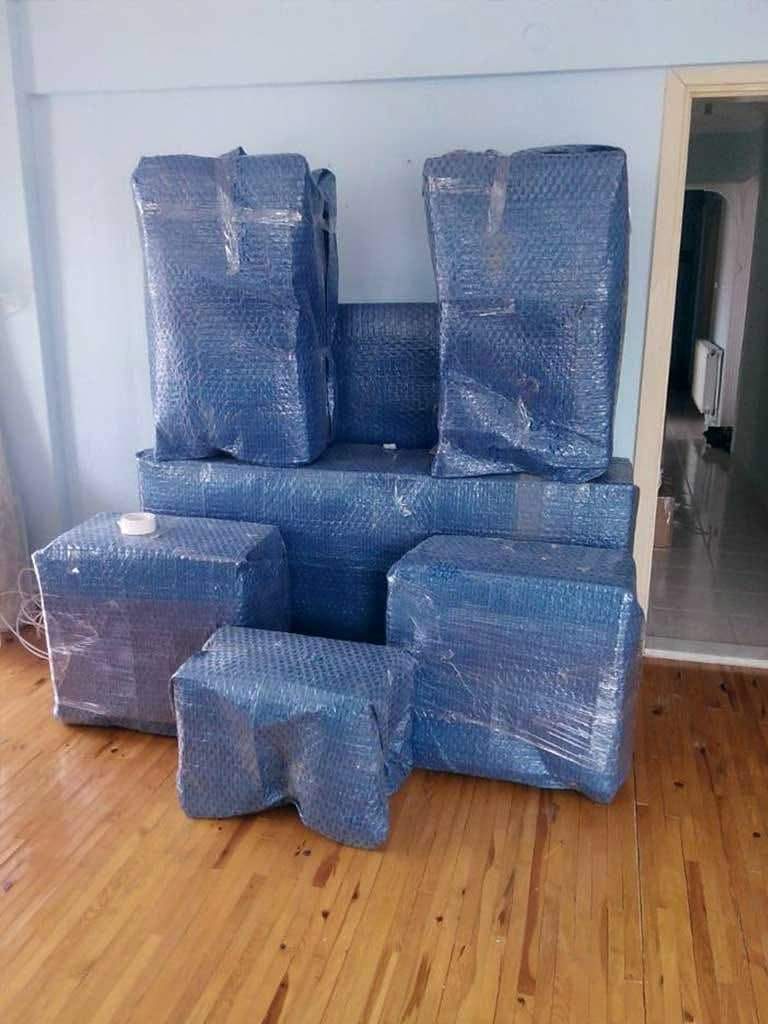 Balonlu naylon ve streçle paketlenip taşınmaya hazır hâle getirilmiş, üst üste dizili koliler ve eşyalar